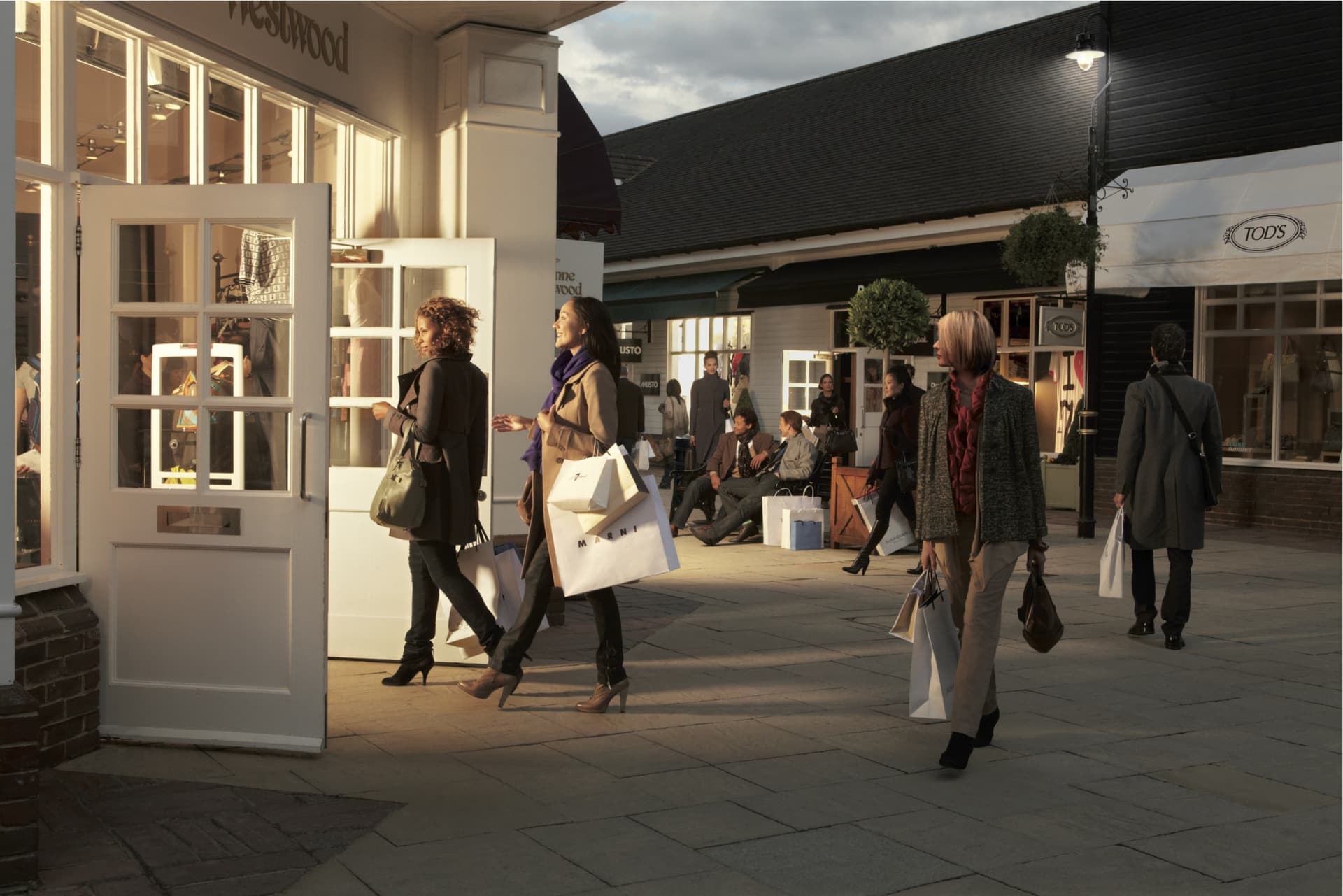 Bicester Village Shopping with Round Trip Rail Transfers from London - تصویر 3