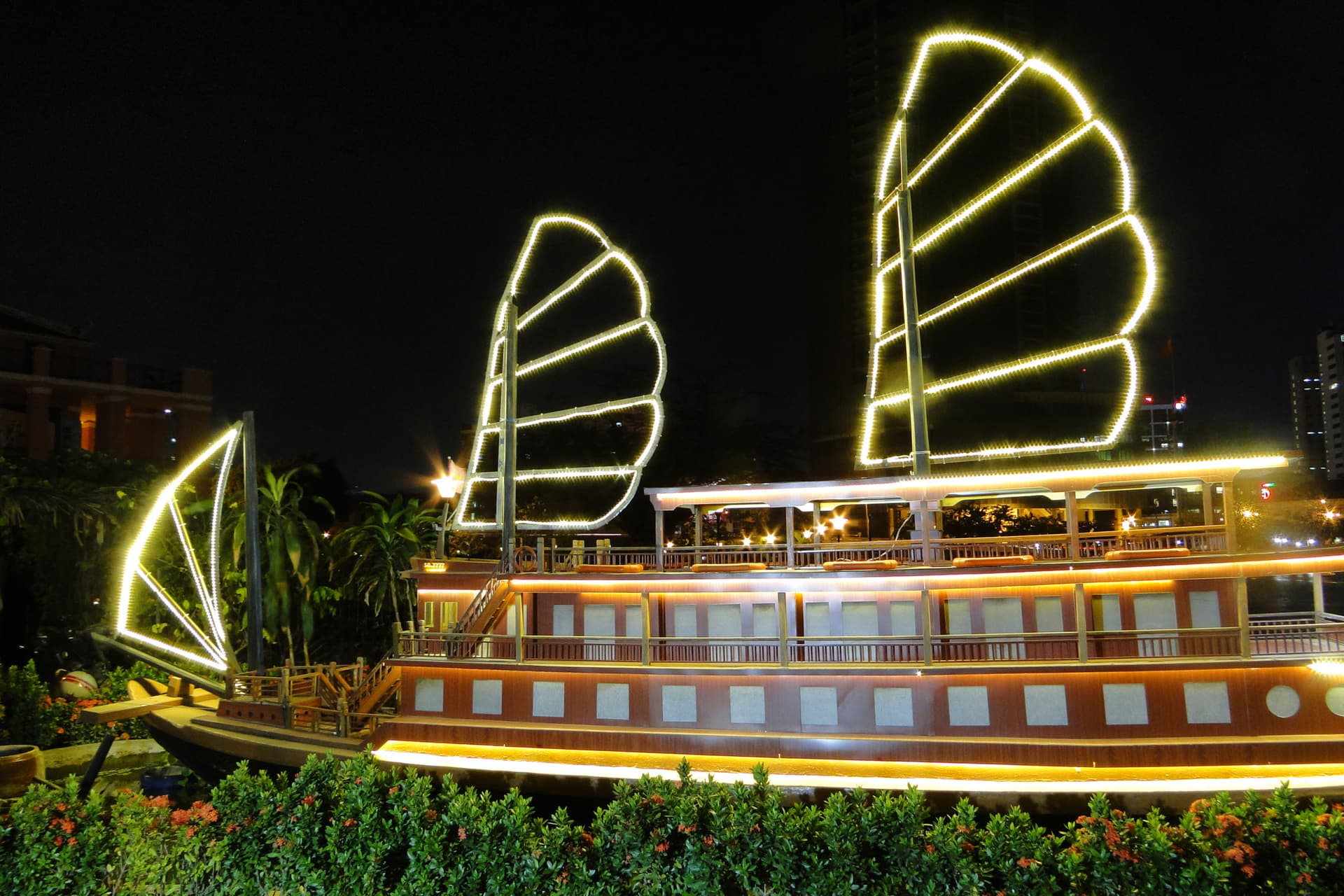Traditional Vietnamese Water Puppet Show with Dinner in Ho Chi Minh - تصویر 9