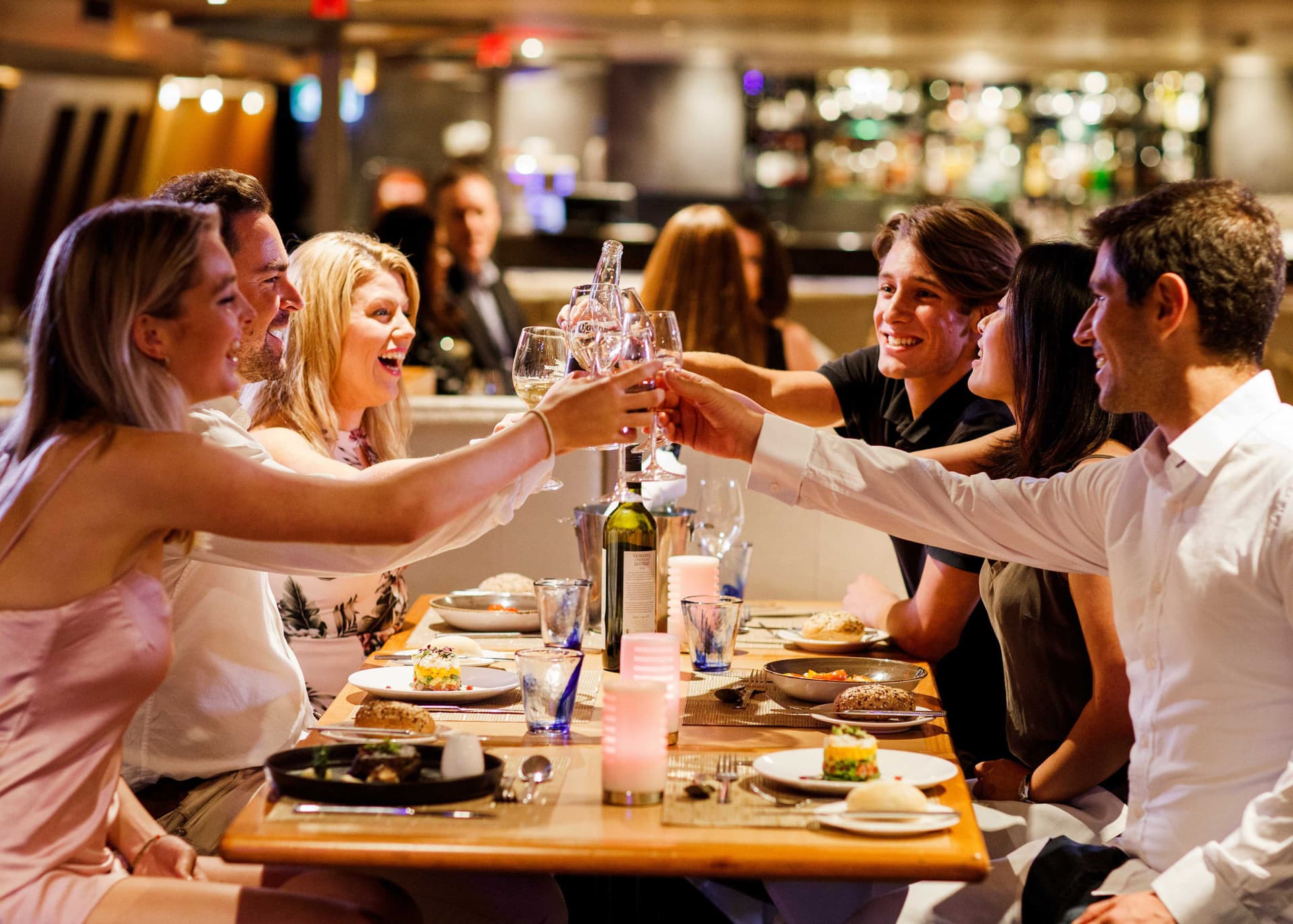 Sydney Harbour Sunset Dinner Cruise aboard Captain Cook Cruises - تصویر 7