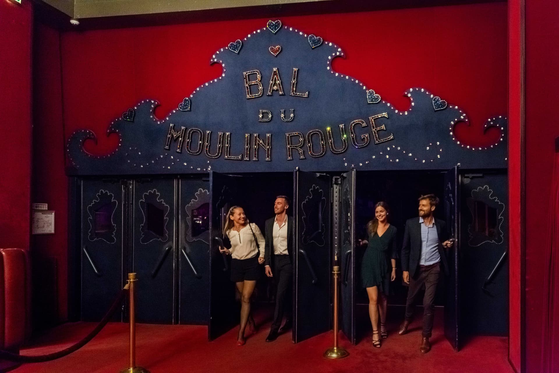 Moulin Rouge Cabaret Show and Paris Bus Tour - تصویر 9
