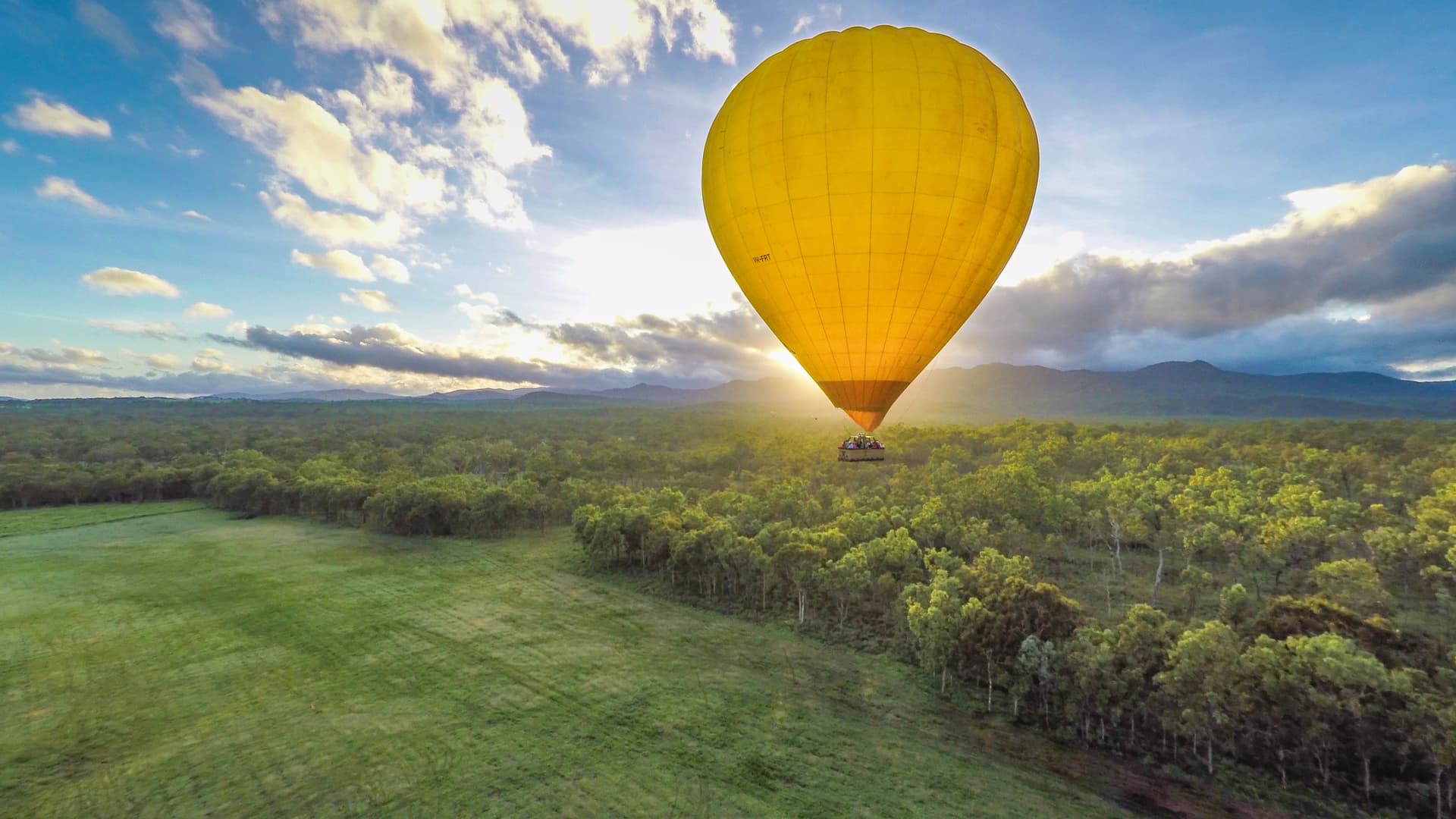 Cairns Hot Air Balloon Flight with Sparkling Wine and Optional Round Trip Transfer - تصویر 3