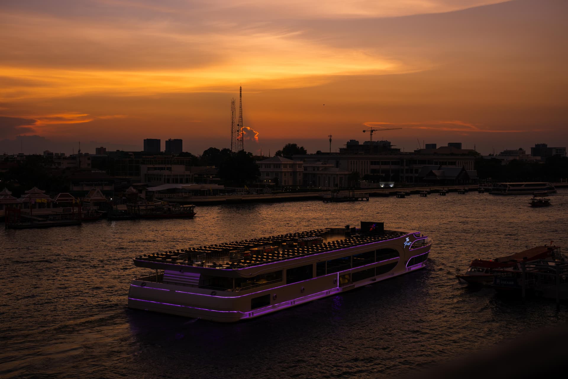 Chao Phraya River Dinner Cruise aboard The Planet Cruise - تصویر 4