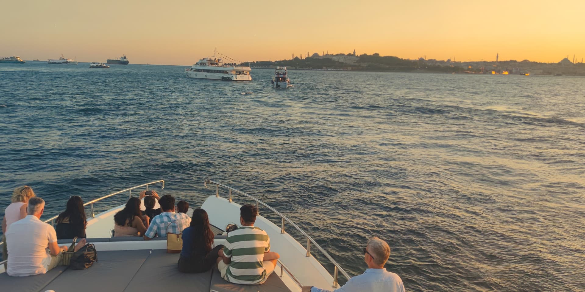 Bosphorus Sightseeing Cruise on a Luxury Yacht - تصویر 2