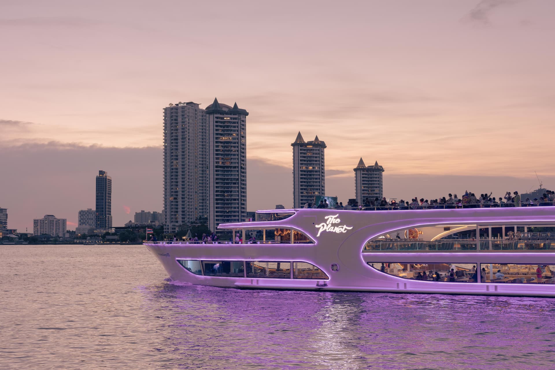 Chao Phraya River Dinner Cruise aboard The Planet Cruise - تصویر 3