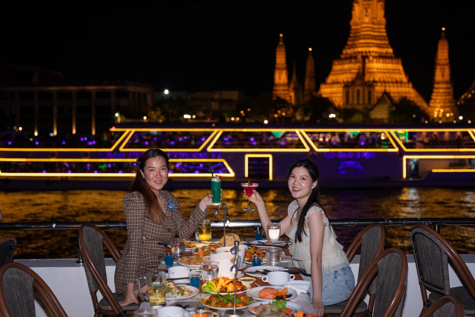 Chao Phraya River Dinner Cruise aboard The Planet Cruise - تصویر 9