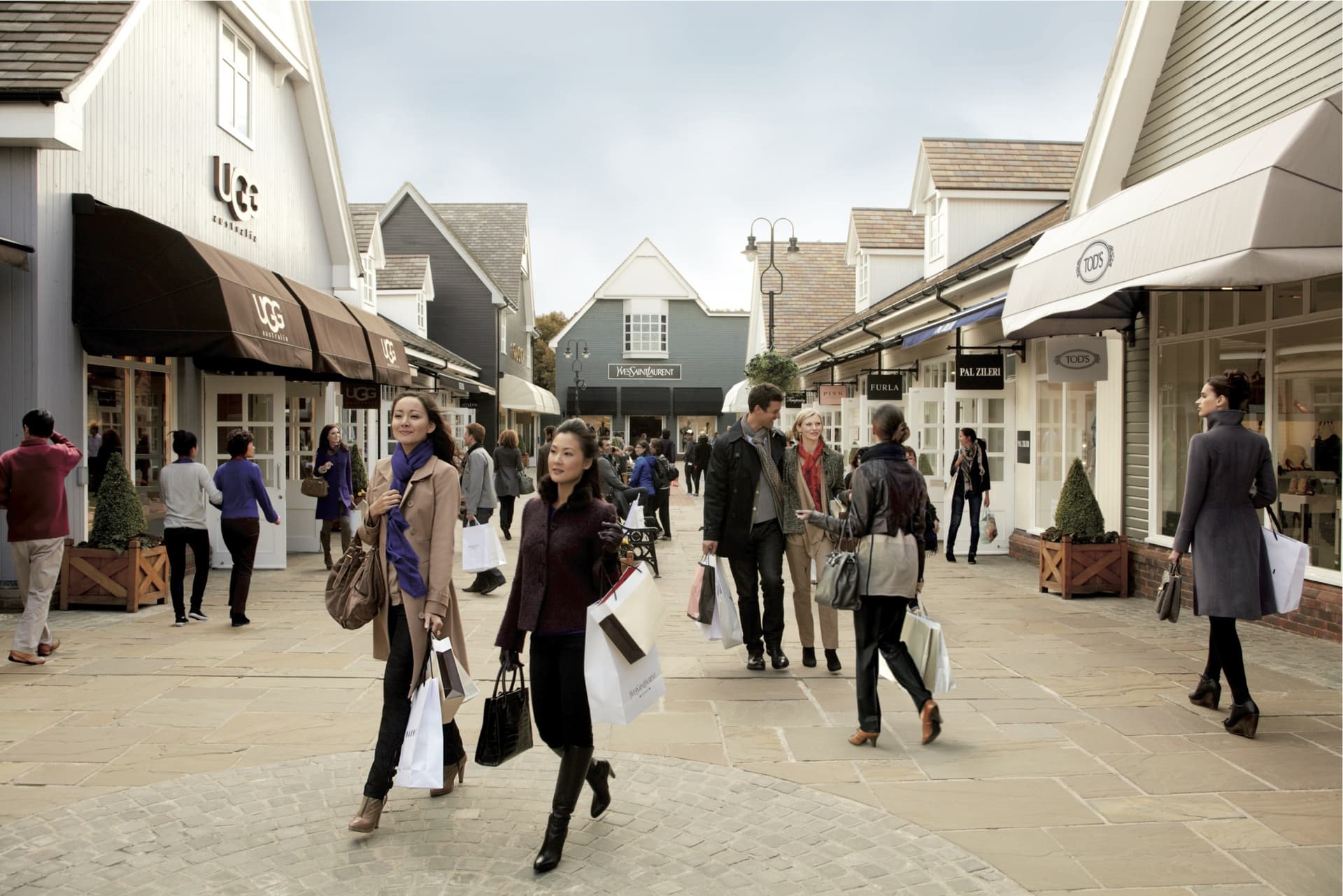 Bicester Village Shopping with Round Trip Rail Transfers from London - تصویر اصلی