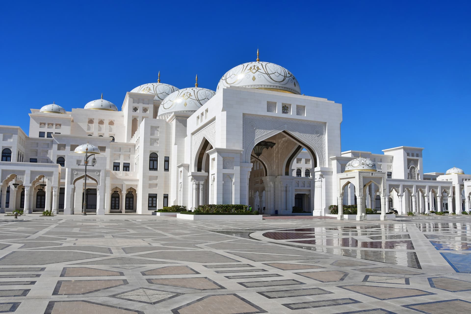 Abu Dhabi Premium City Tour from Dubai: Sheikh Zayed Mosque, Etihad Towers, Qasr Al Watan - تصویر 8