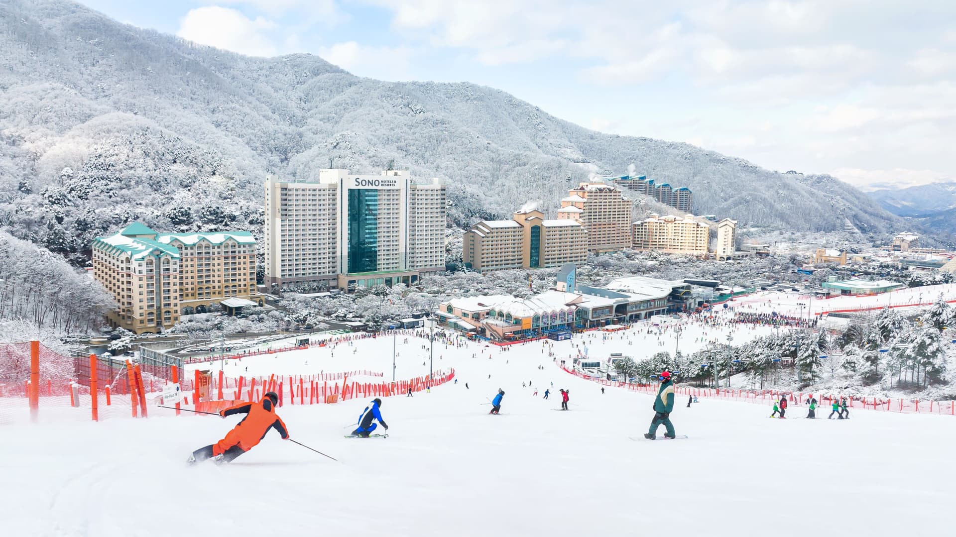 Vivaldi Park Winter Ski and Eobi Ice Valley Day Tour from Seoul - تصویر اصلی
