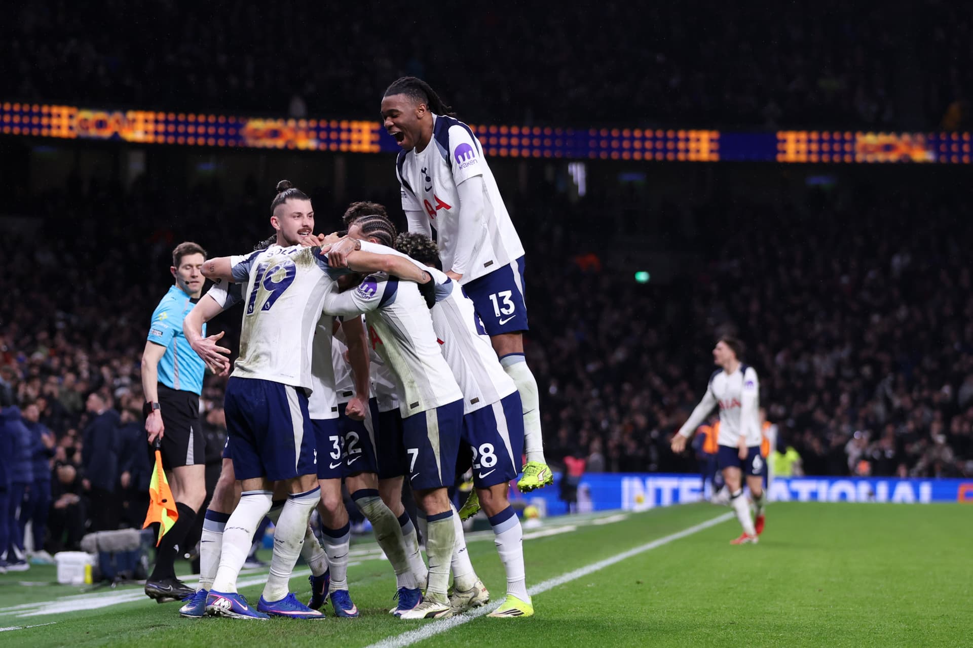 Premier League Football - Tottenham Hotspur FC Match Ticket at Tottenham Hotspur Stadium - تصویر 13