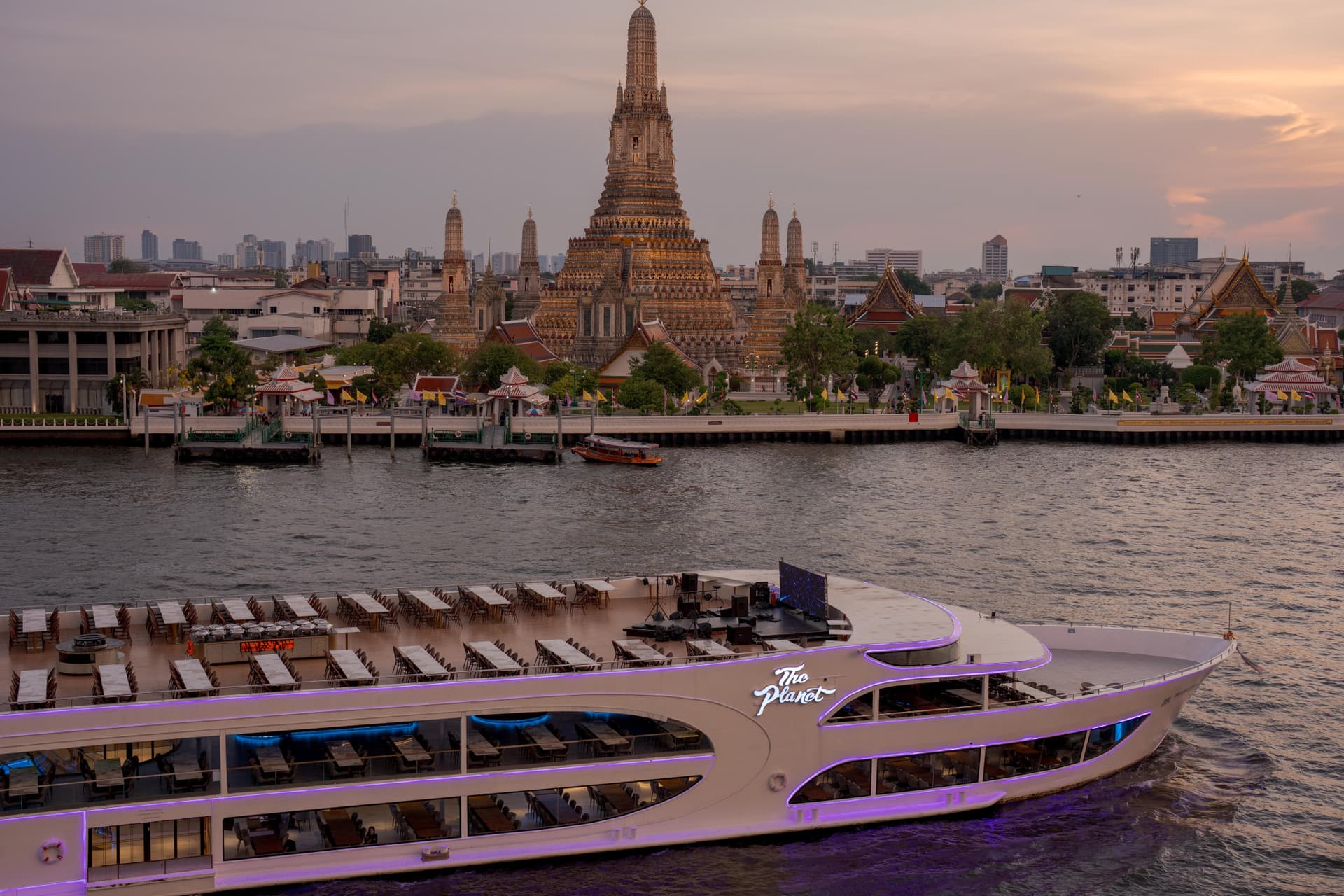 Chao Phraya River Dinner Cruise aboard The Planet Cruise - تصویر 5