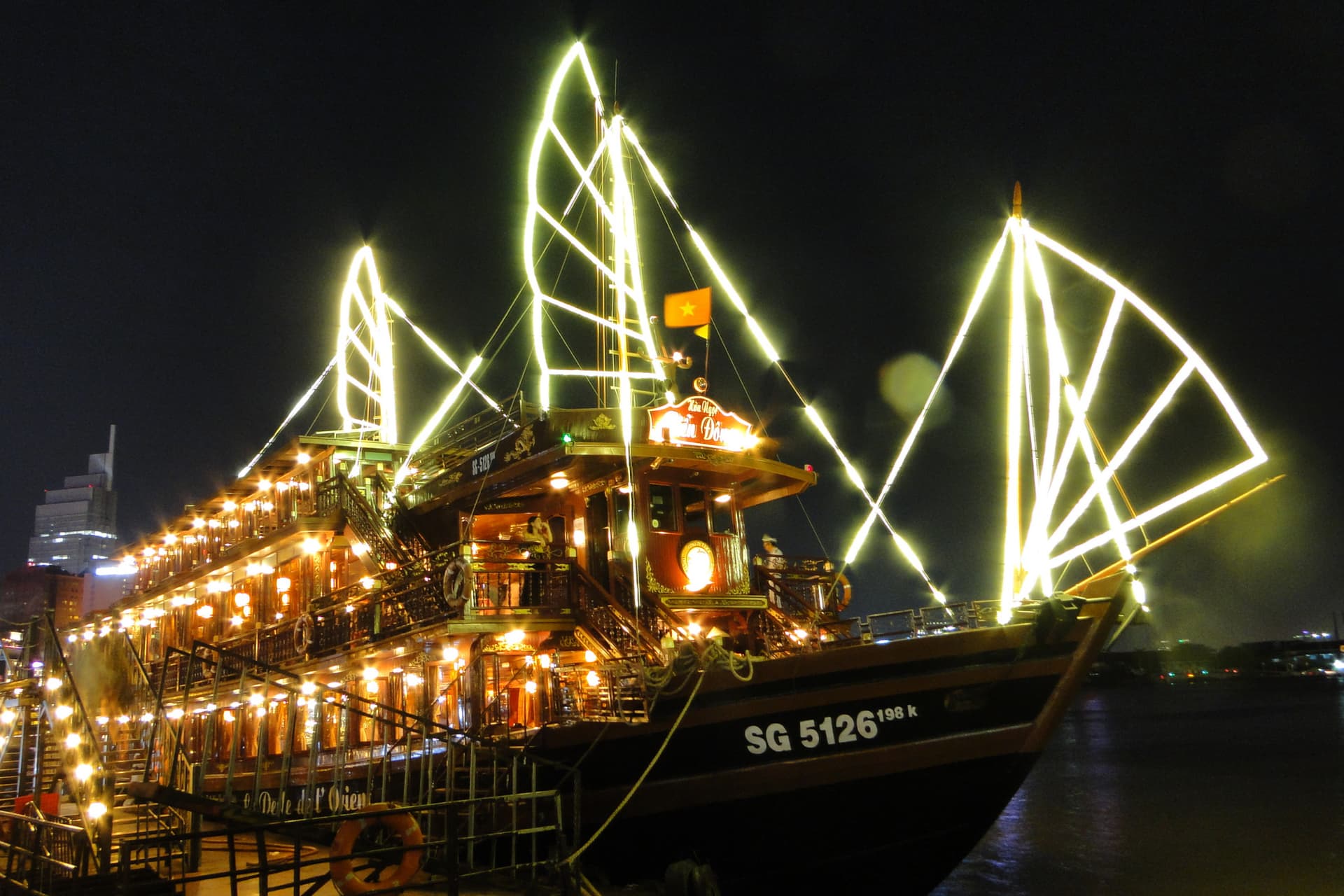 Traditional Vietnamese Water Puppet Show with Dinner in Ho Chi Minh - تصویر 8