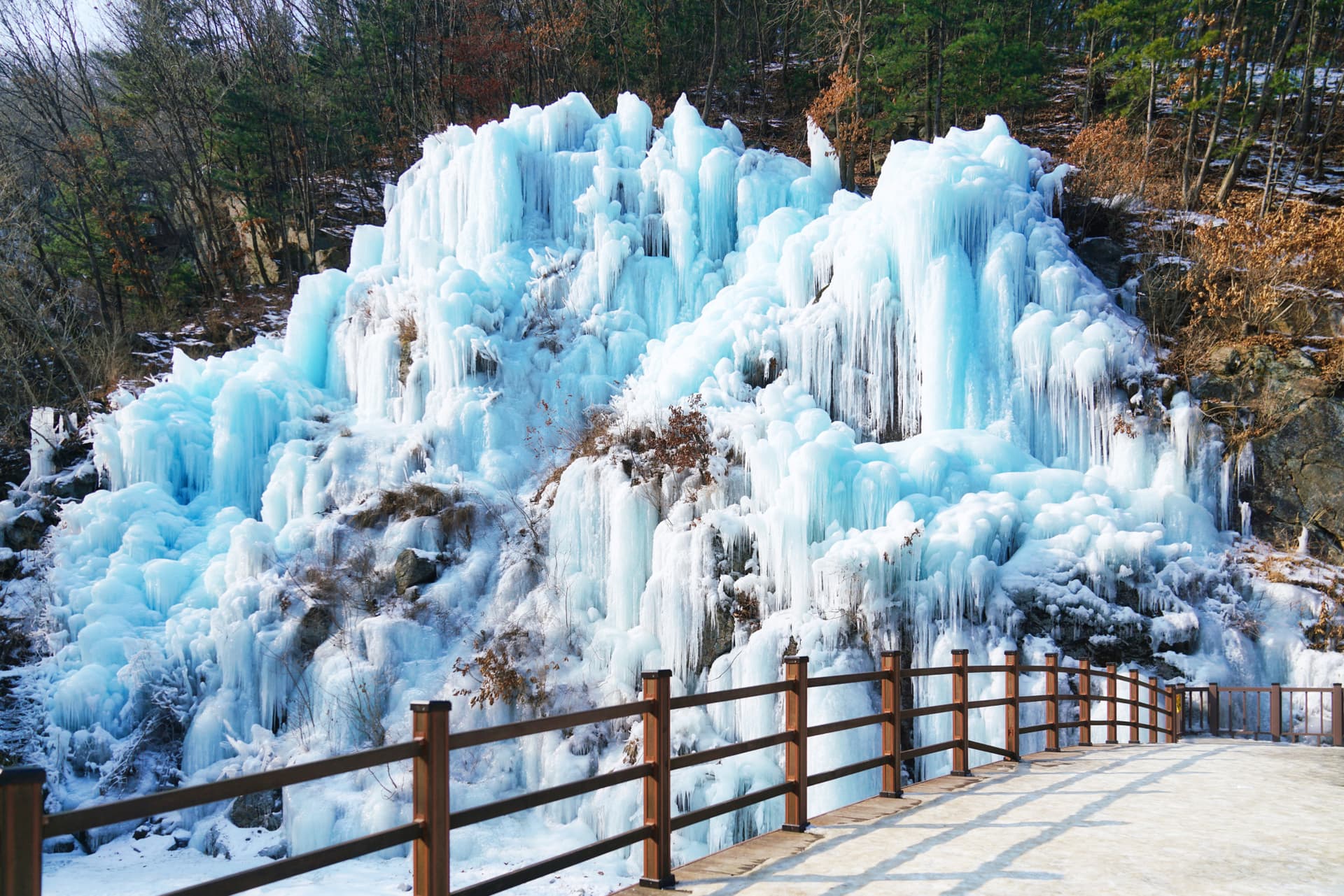 Vivaldi Park Winter Ski and Eobi Ice Valley Day Tour from Seoul - تصویر 10