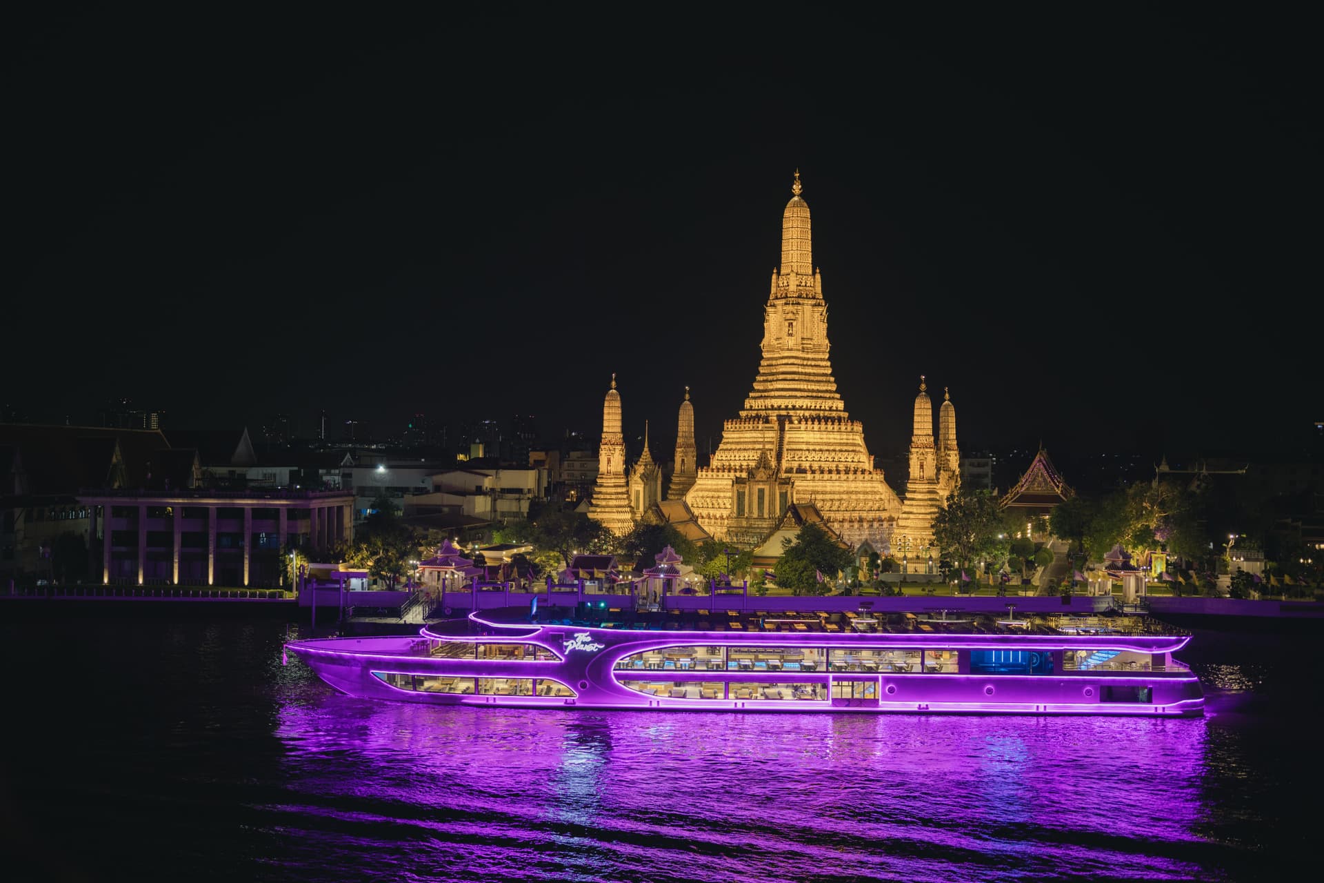 Chao Phraya River Dinner Cruise aboard The Planet Cruise - تصویر اصلی