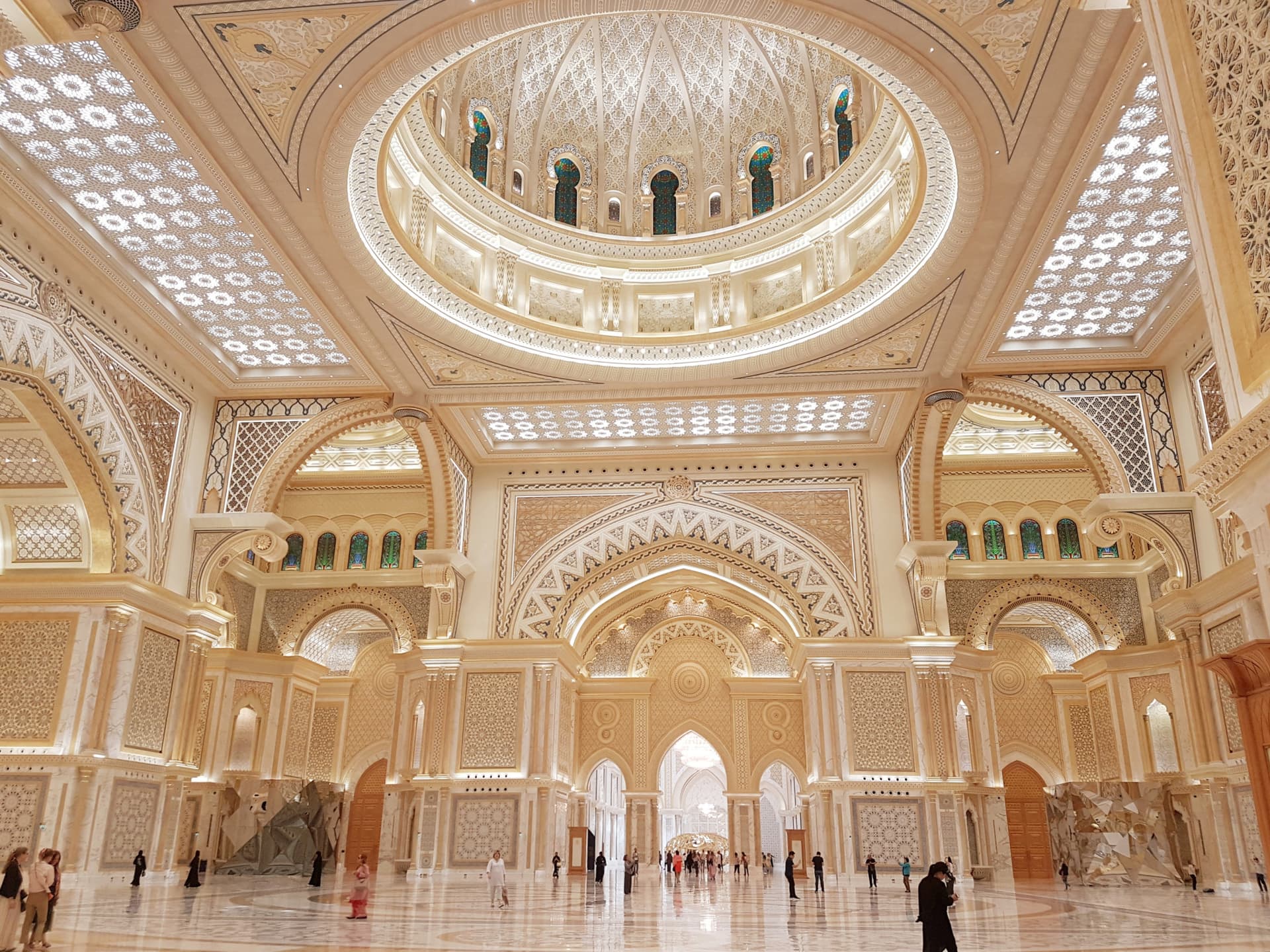 Abu Dhabi Premium City Tour from Dubai: Sheikh Zayed Mosque, Etihad Towers, Qasr Al Watan - تصویر 7
