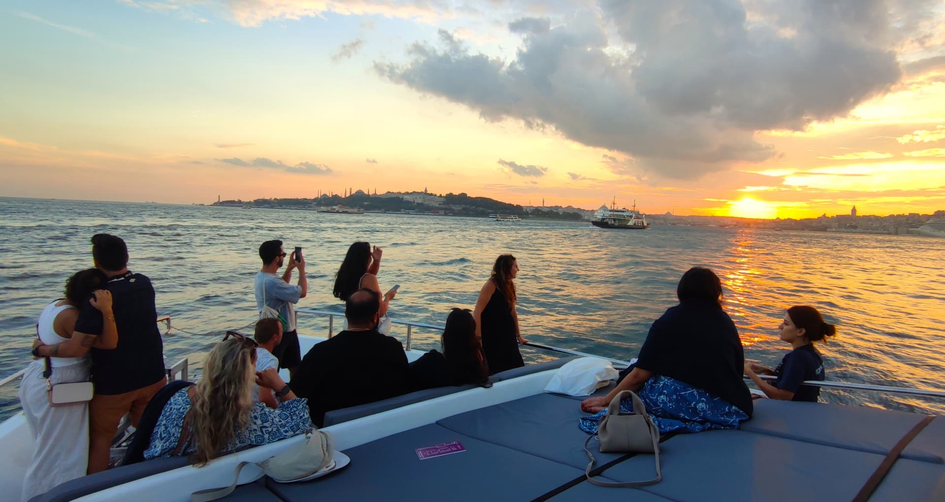 Bosphorus Sightseeing Cruise on a Luxury Yacht - تصویر 14