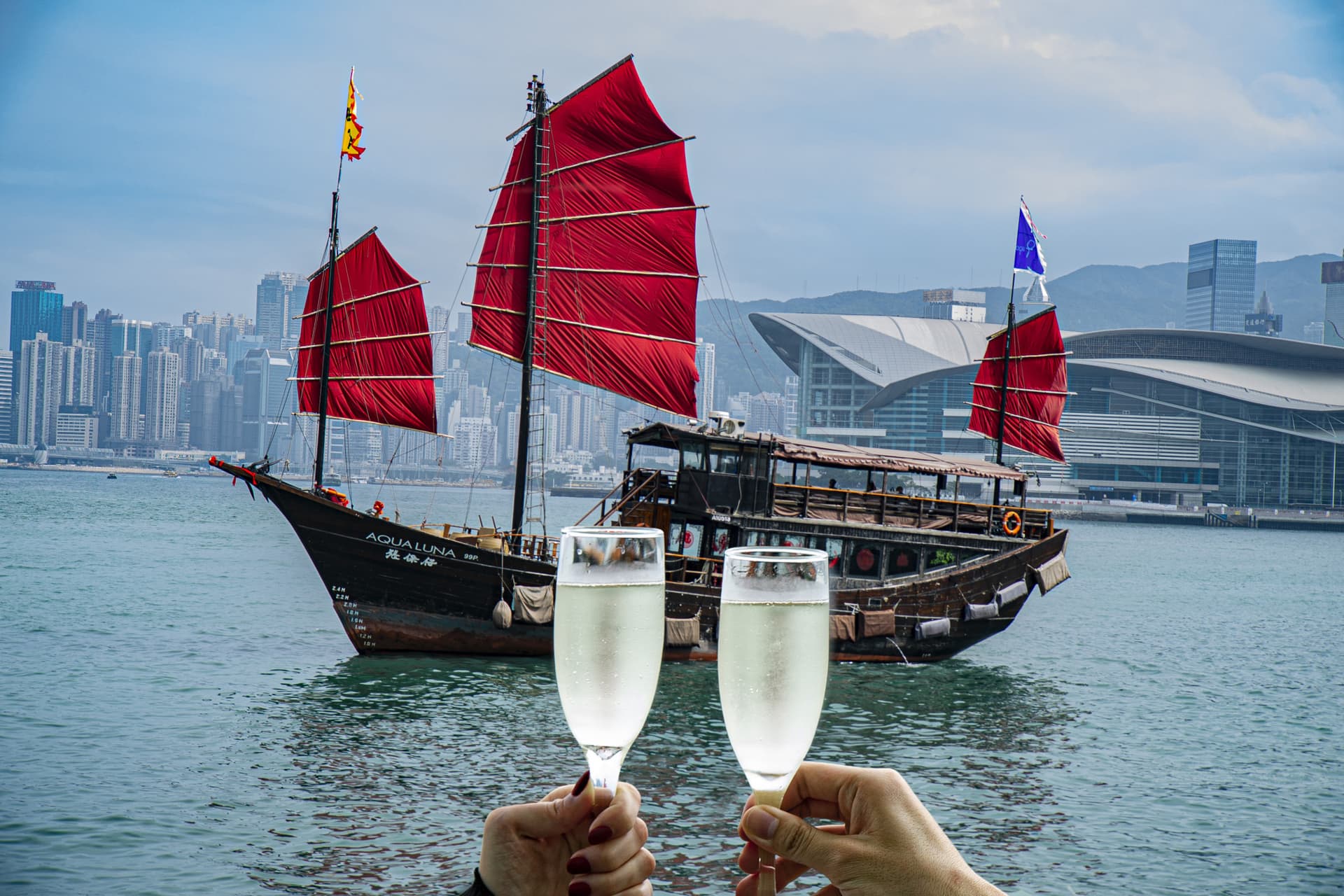 Aqualuna Victoria Harbour Cruise Ticket - تصویر 5