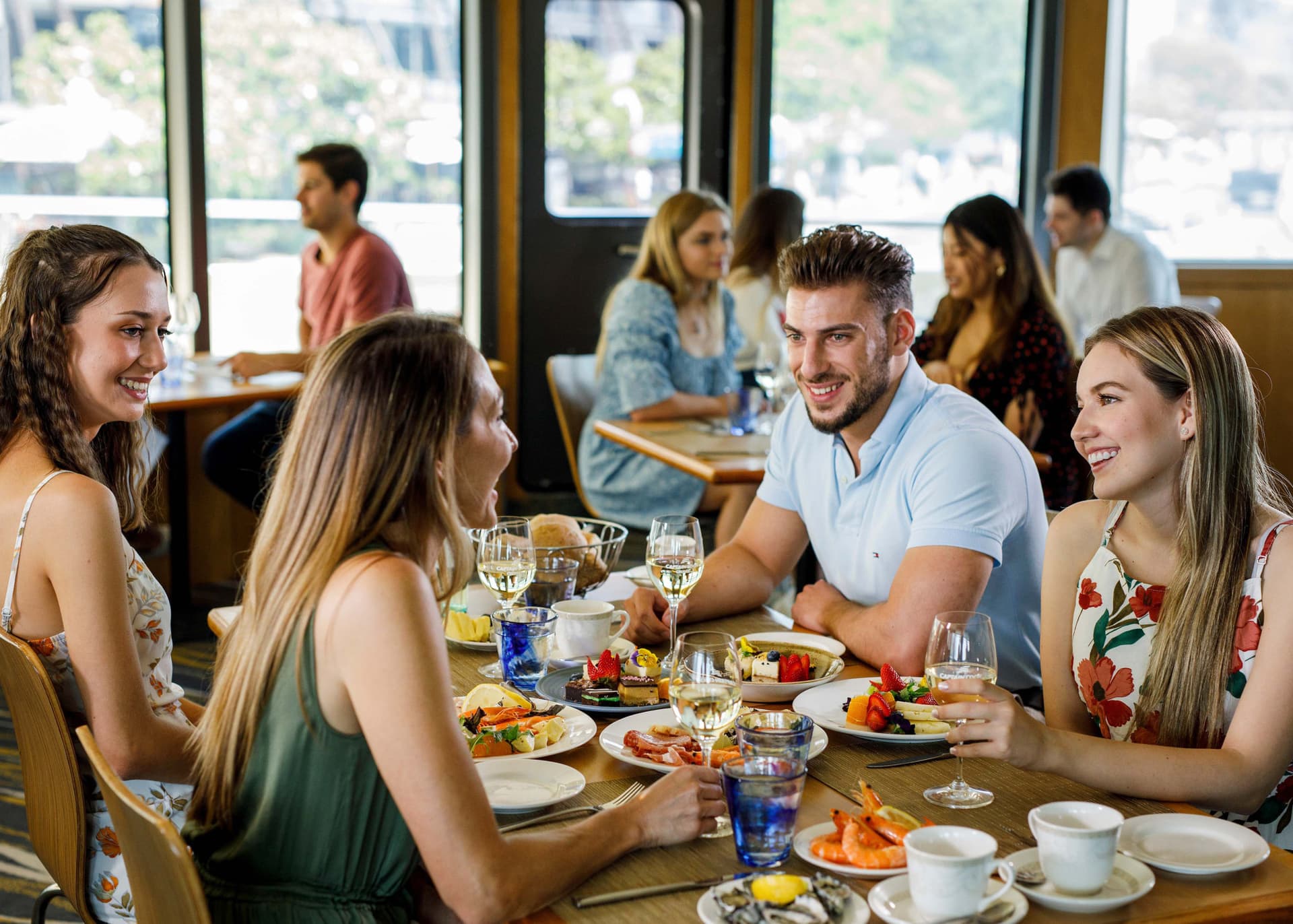 Sydney Harbour Long Lunch Cruise aboard Captain Cook Cruises - تصویر اصلی