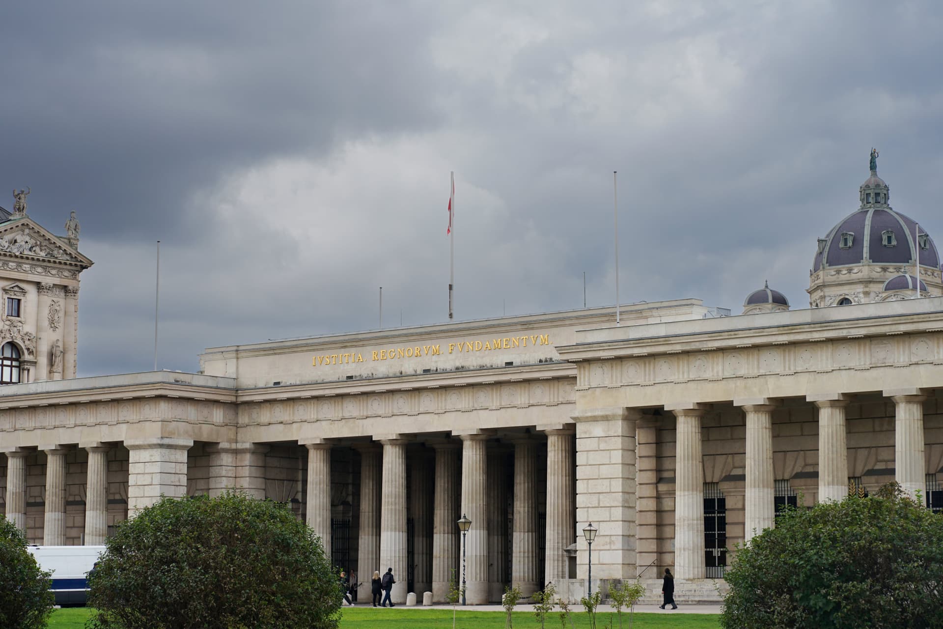 Hofburg Palace, Gardens, and Sisi Museum Skip-the-Line Guided Tour - تصویر 4