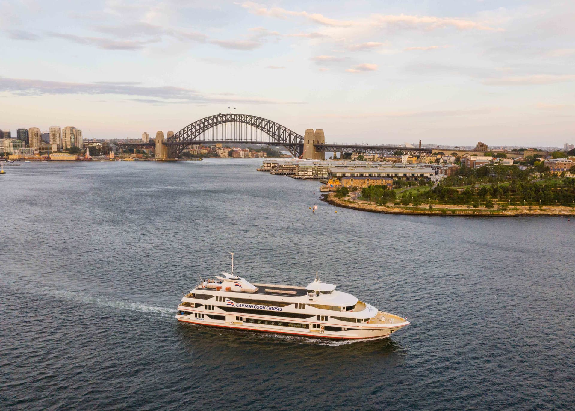Sydney Harbour Long Lunch Cruise aboard Captain Cook Cruises - تصویر 2