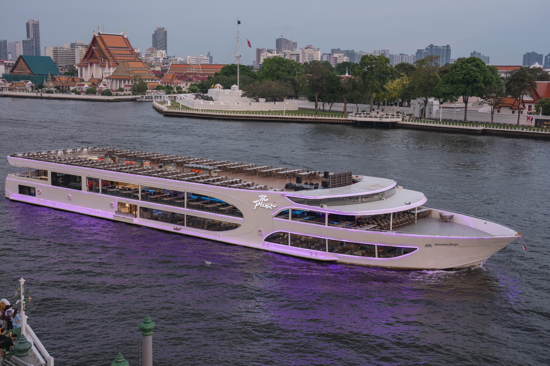 Chao Phraya River Dinner Cruise aboard The Planet Cruise - تصویر 6