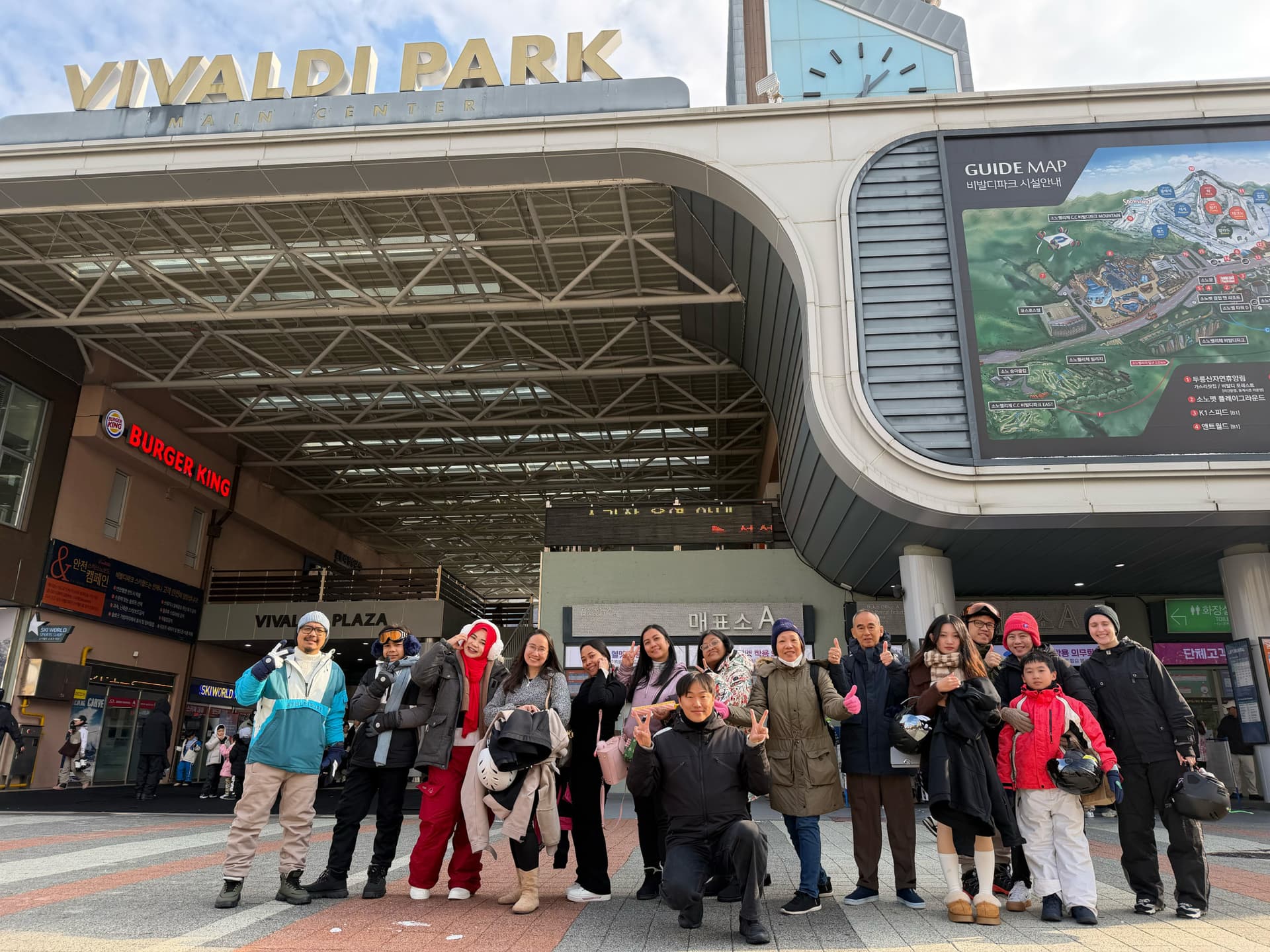 Vivaldi Park Winter Ski and Eobi Ice Valley Day Tour from Seoul - تصویر 9